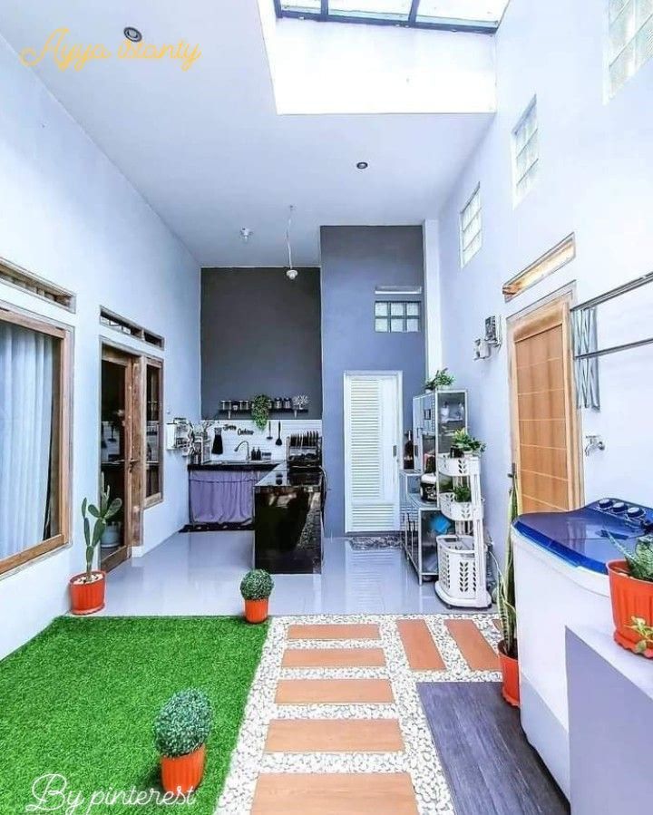 3. Desain Dapur Kecil Terbuka di Belakang Rumah Nuansa Abu-abu dan Hitam