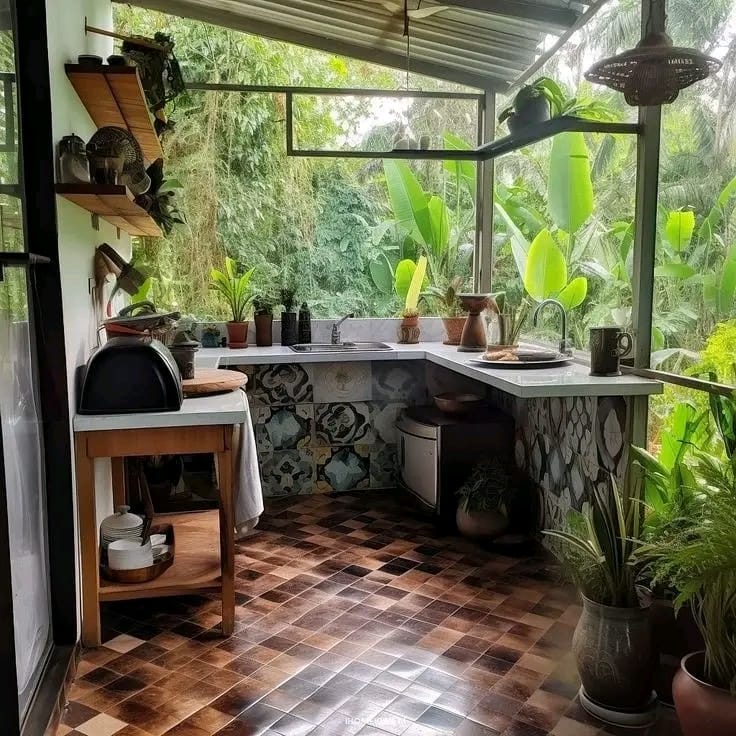 4. Desain Dapur Kecil Terbuka di Belakang Rumah Nuansa Kayu
