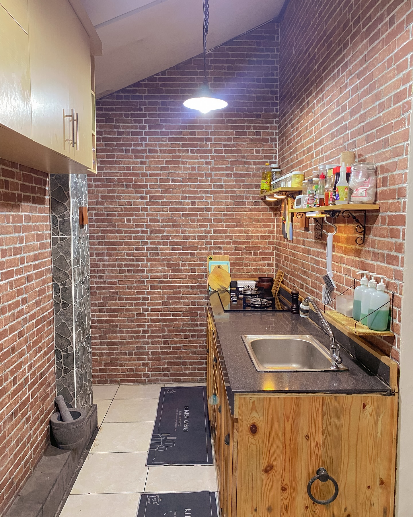 1. Desain Dapur Kecil Panjang Konsep Industrial
