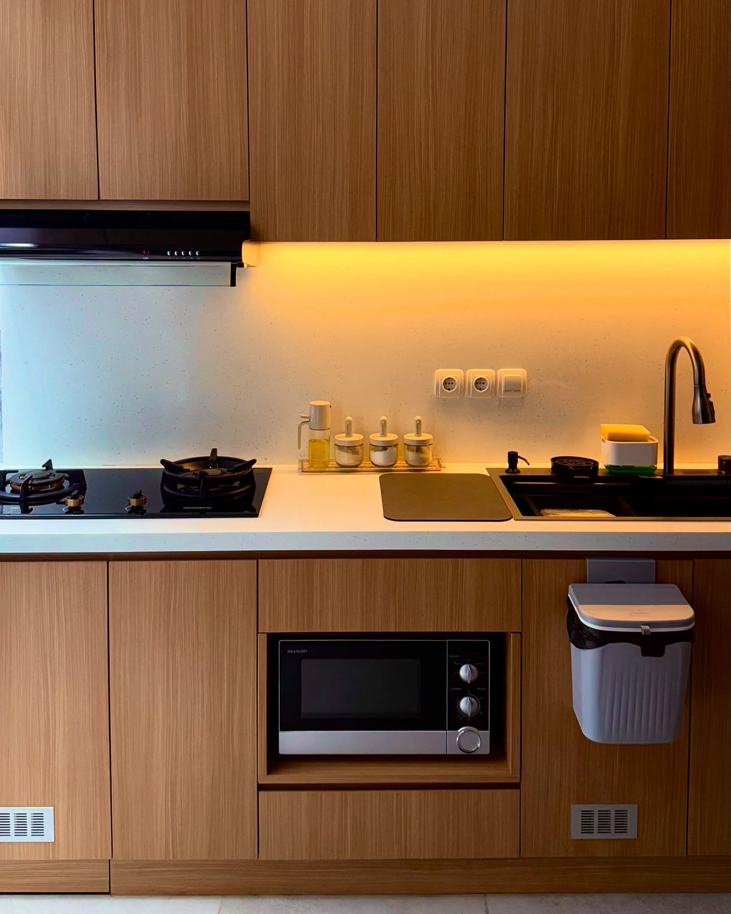 2. Desain Dapur Kecil Panjang Konsep Minimalis dengan Motif Kayu Natural