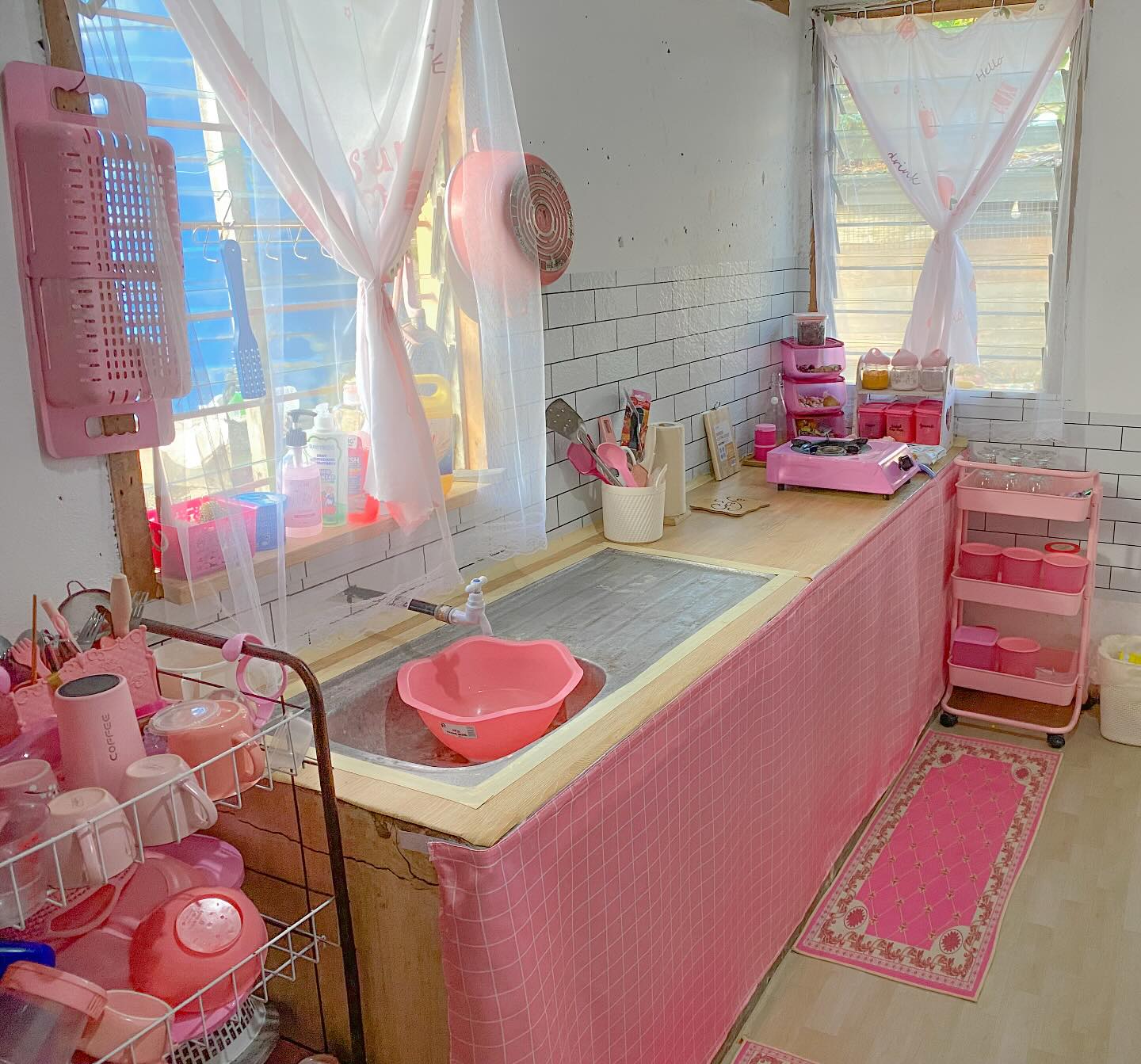 4. Desain Dapur Kecil Panjang Nuansa Pink