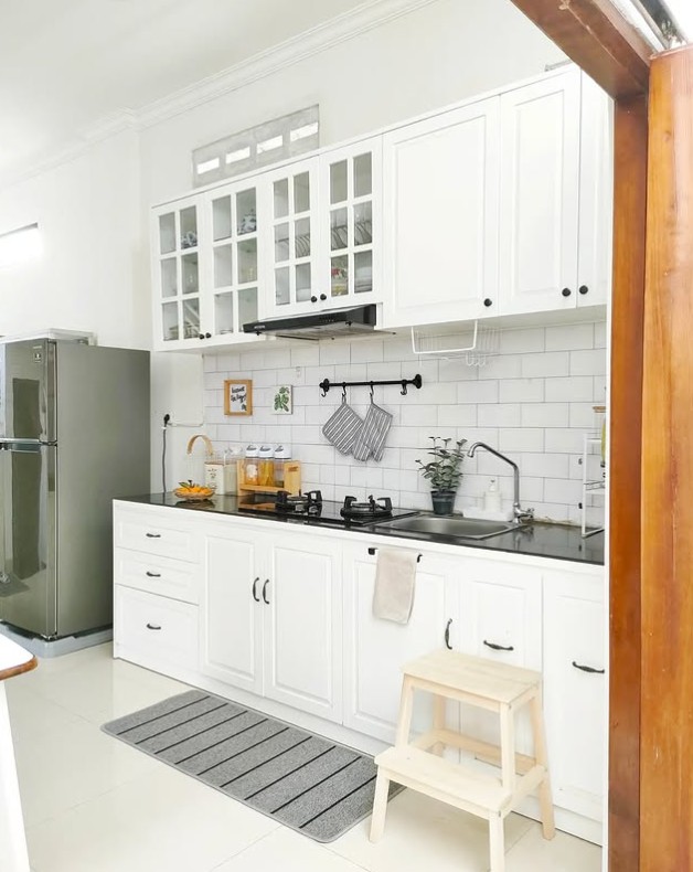 5. Desain Dapur Kecil Panjang Nuansa Putih