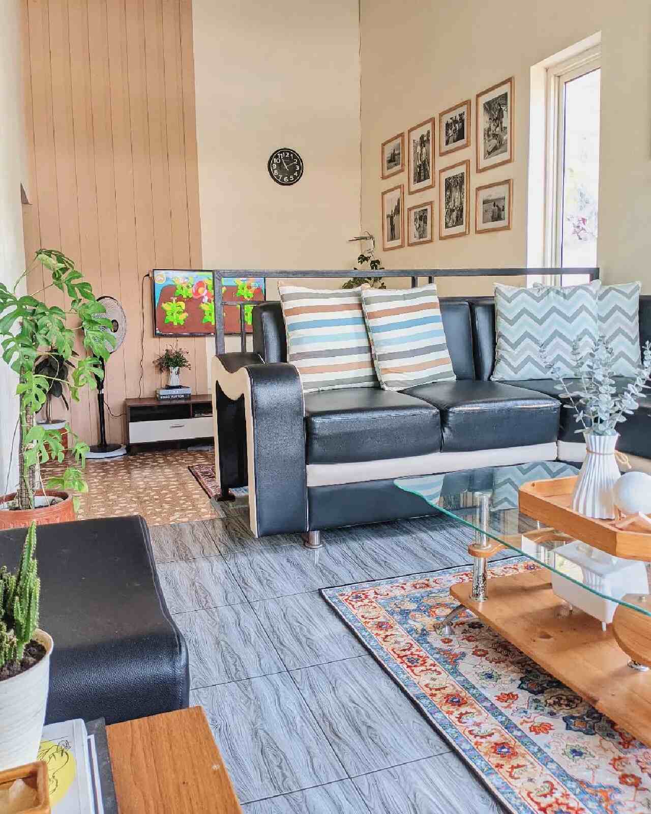 abu abu warna keramik lantai ruang tamu