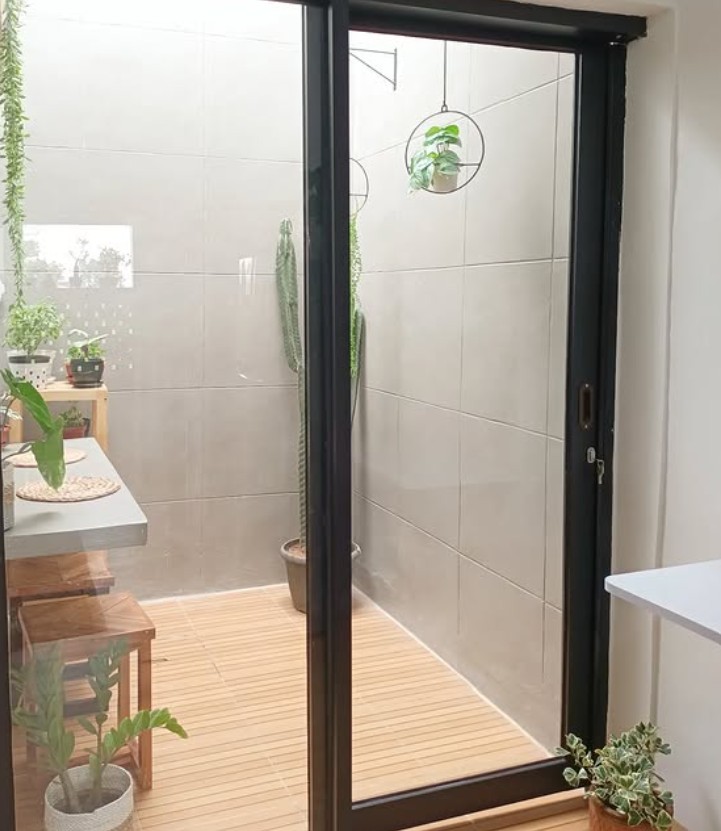 2. Renovasi Rumah Subsidi Bagian Belakang Ruang Makan Kecil