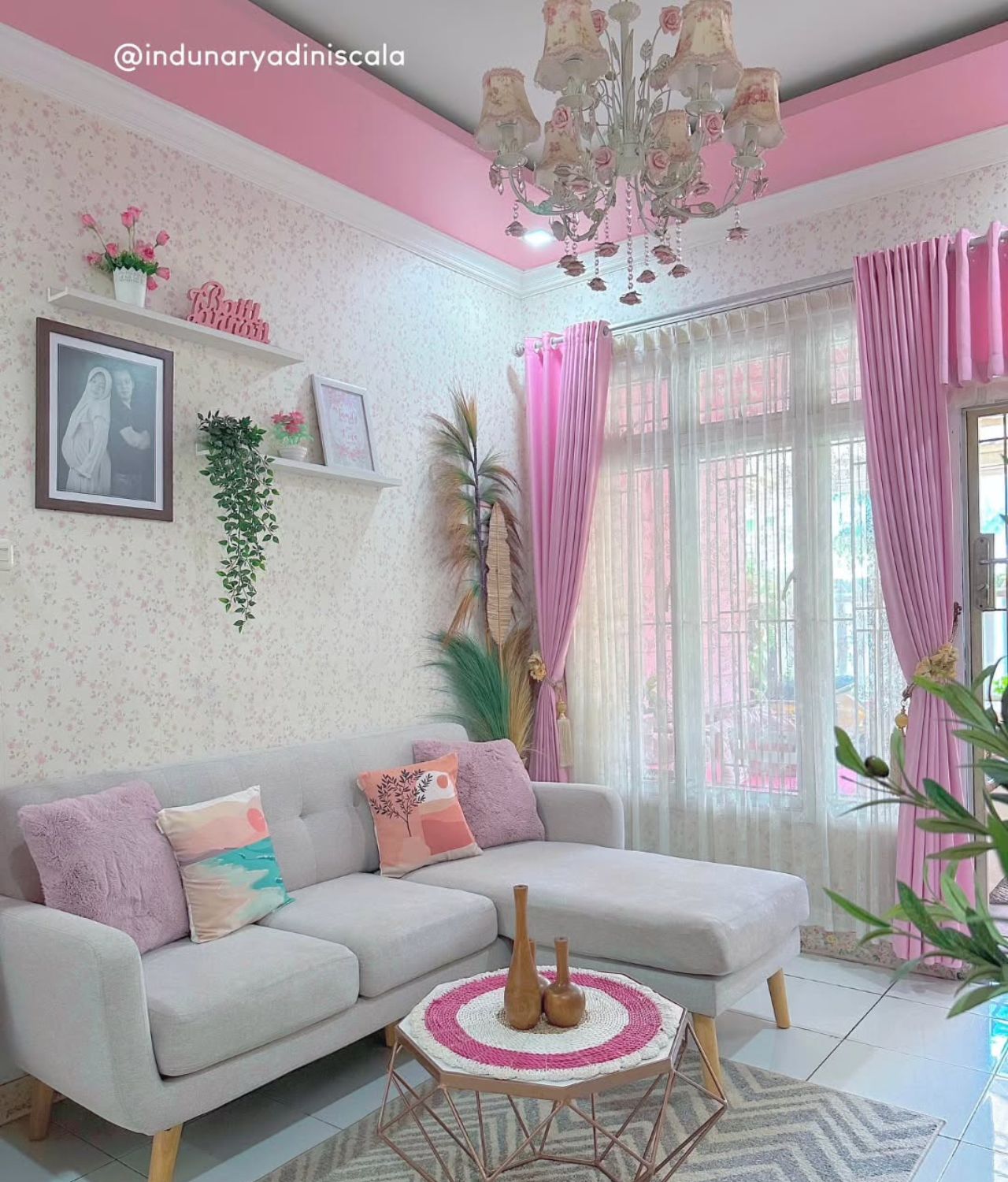 Motif Cat Dinding 2 Warna Pink dan Putih