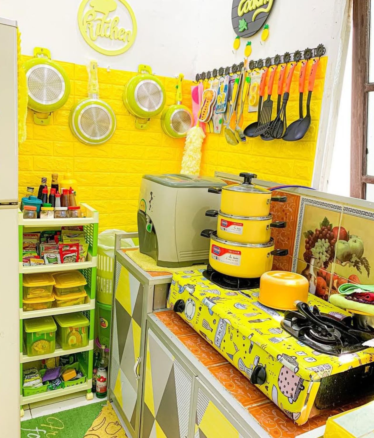 Kombinasi Warna Dapur Rumah Kuning dan Putih
