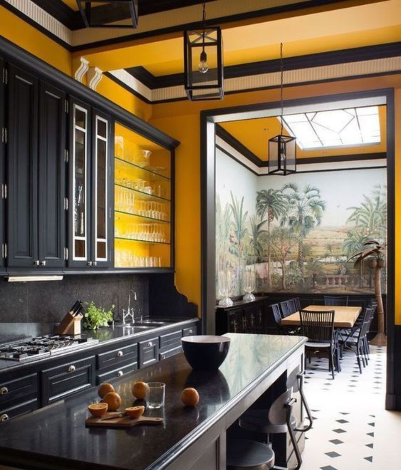 Perpaduan Warna Dapur Kuning dan Hitam