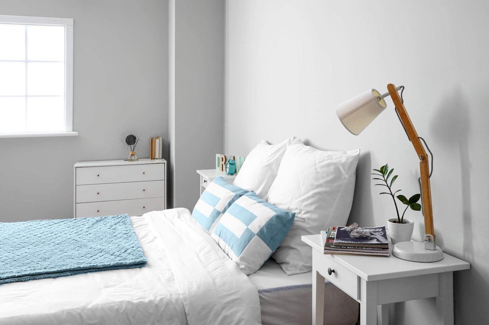 2. Desain Kamar Kost 3x3 Nuansa Putih dan Biru Muda