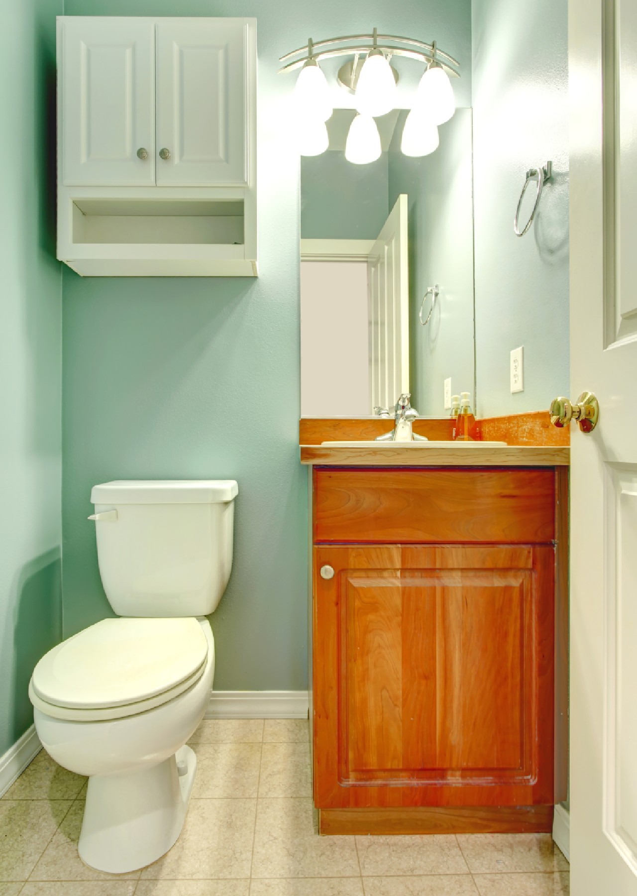 warna kamar mandi kecil