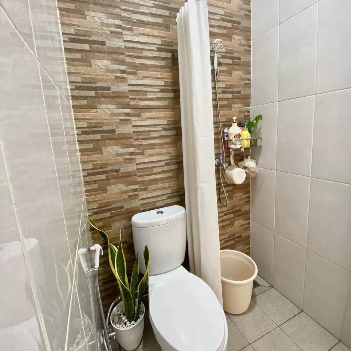 desain kamar mandi 2x1 5 minimalis kloset duduk dengan tirai desain kamar mandi 2x1 5 minimalis kloset duduk dengan tirai