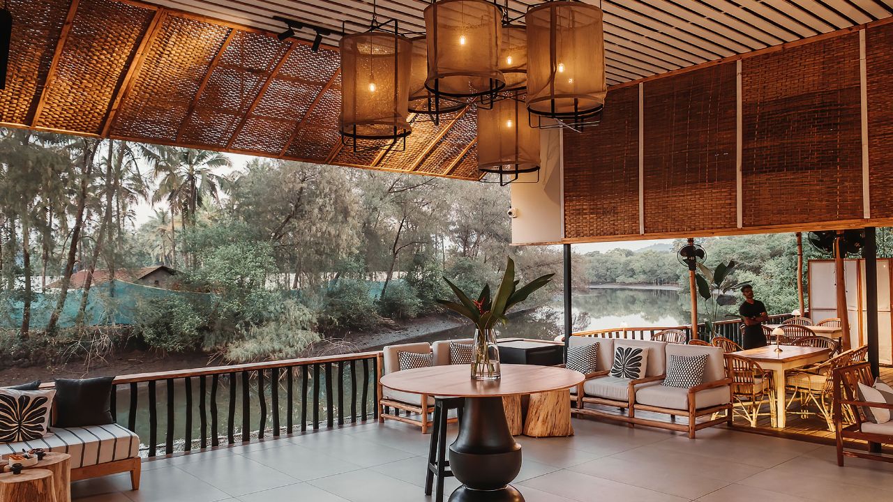 1. Interior Rumah Kayu Klasik dengan Konsep Terbuka