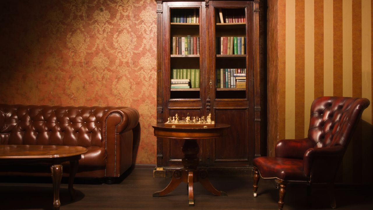 3. Interior Rumah Kayu Klasik dengan Sofa Kulit