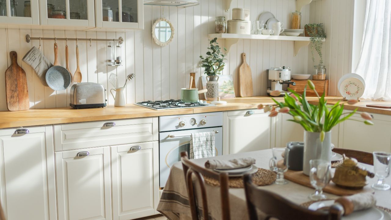 4. Interior Rumah Kayu Klasik dengan Desain Skandinavia Nuansa Putih