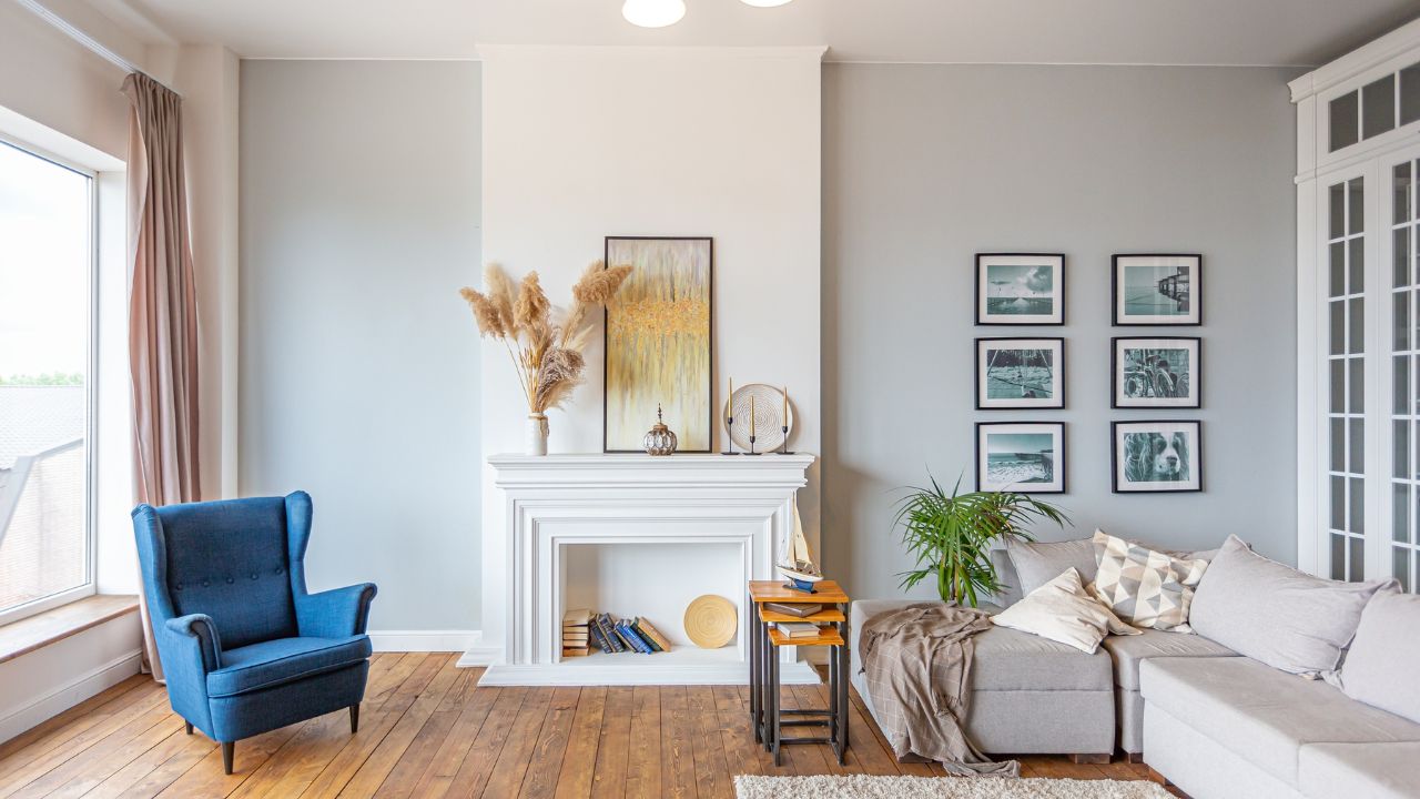 5. Interior Rumah Kayu Klasik Nuansa Terang