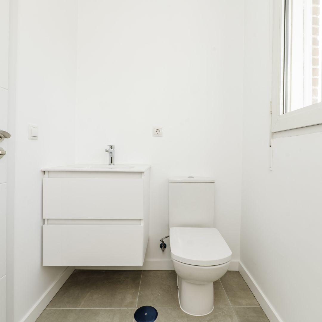 1. Desain Kamar Mandi Sempit Nuansa Putih