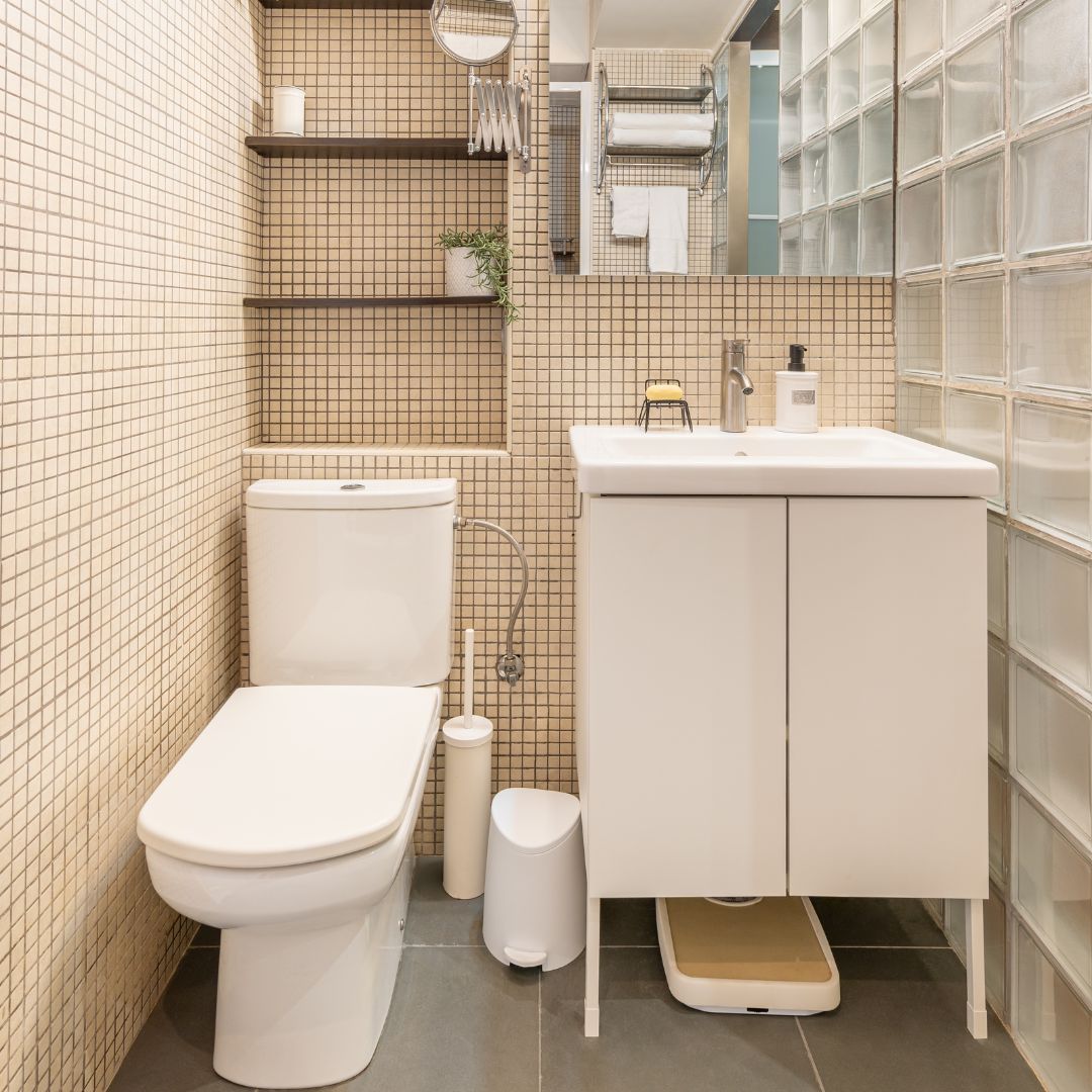 2. Desain Kamar Mandi Sempit dengan Keramik Motif Kotak-kotak Kecil