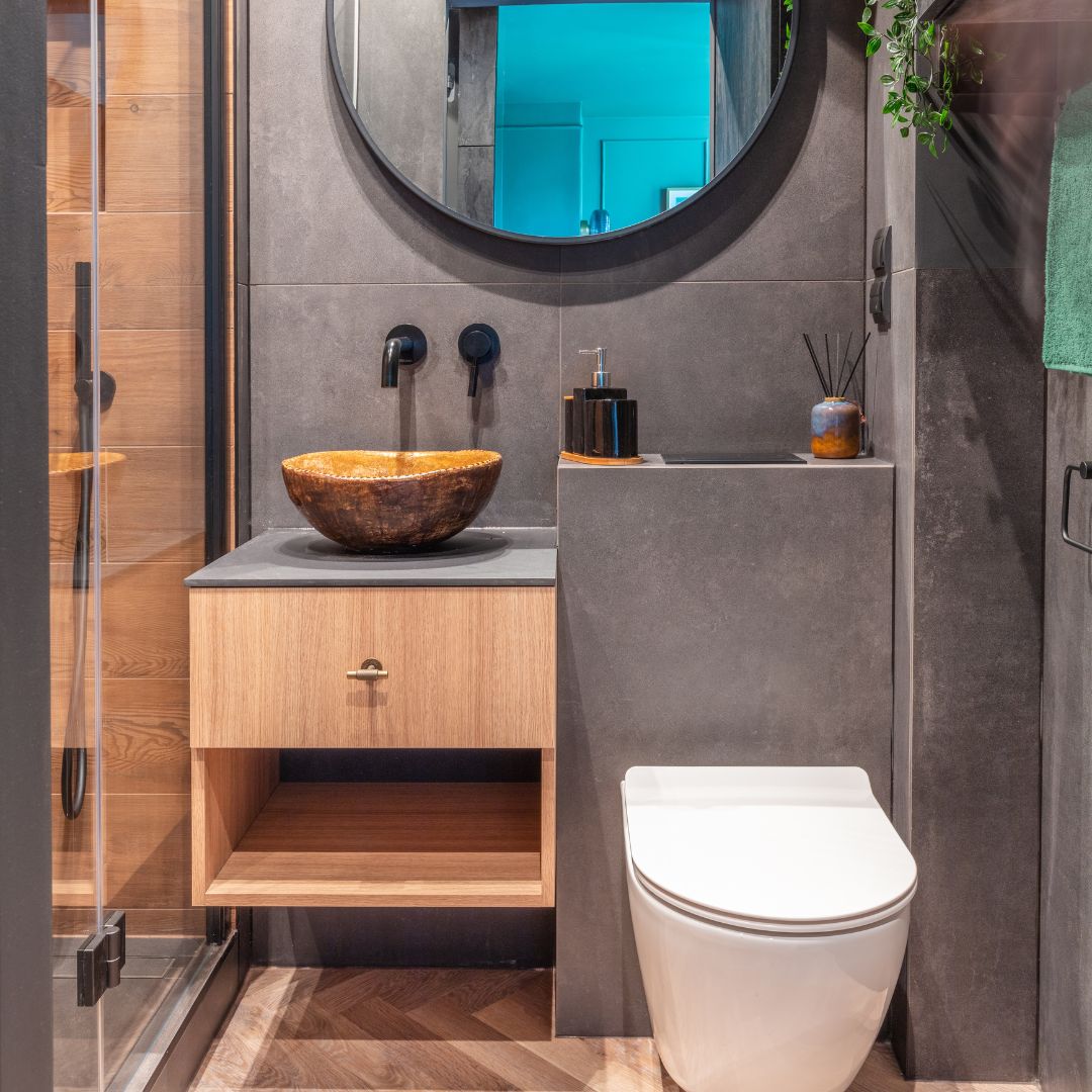 3. Desain Kamar Mandi Sempit Modern Kombinasi Abu-abu dan Motif Kayu