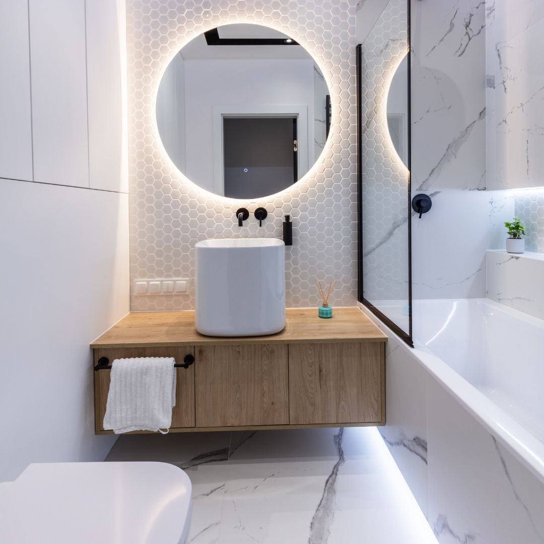 4. Desain Kamar Mandi Sempit dengan Dekorasi Lampu LED