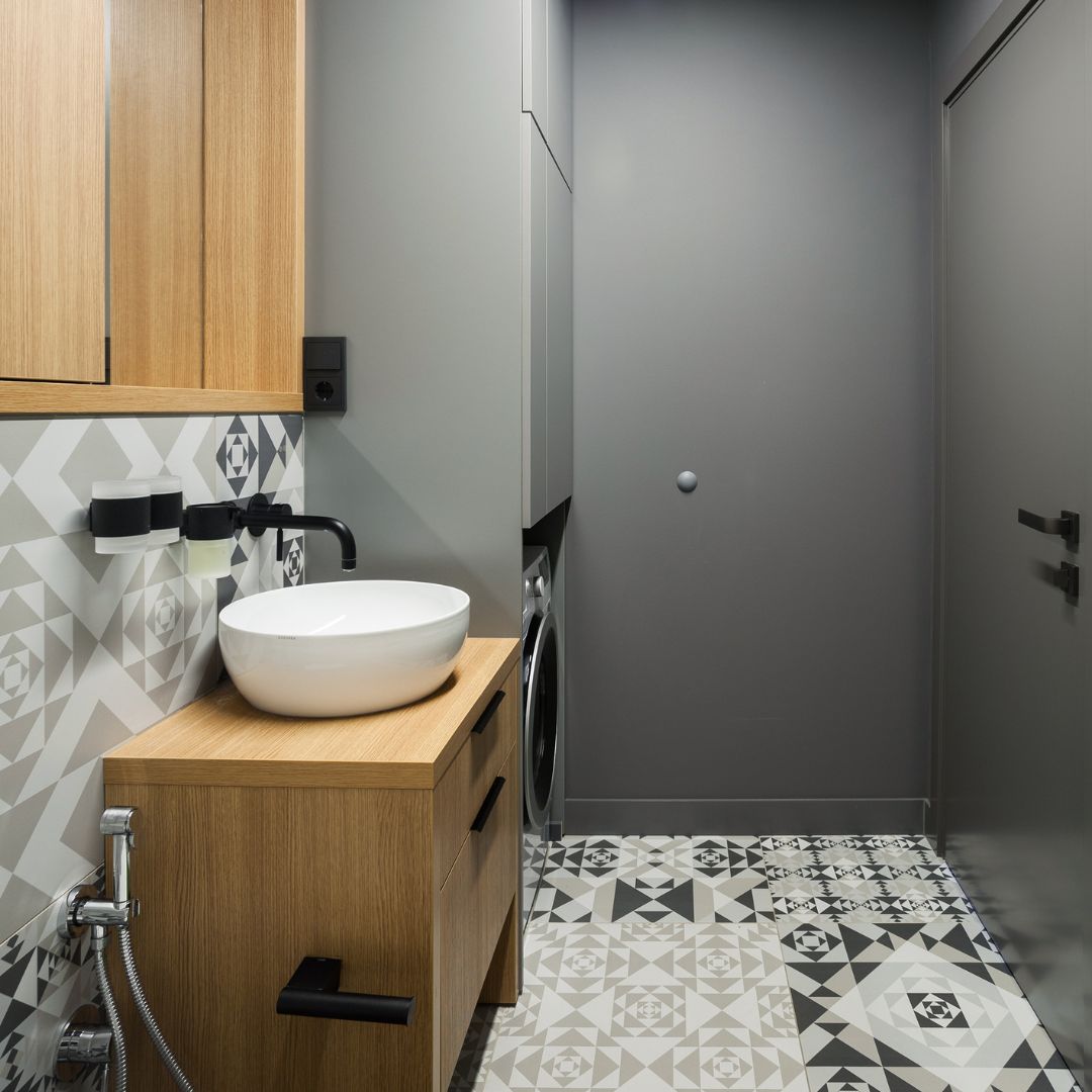 5. Desain Kamar Mandi Sempit dengan Lantai Bermotif