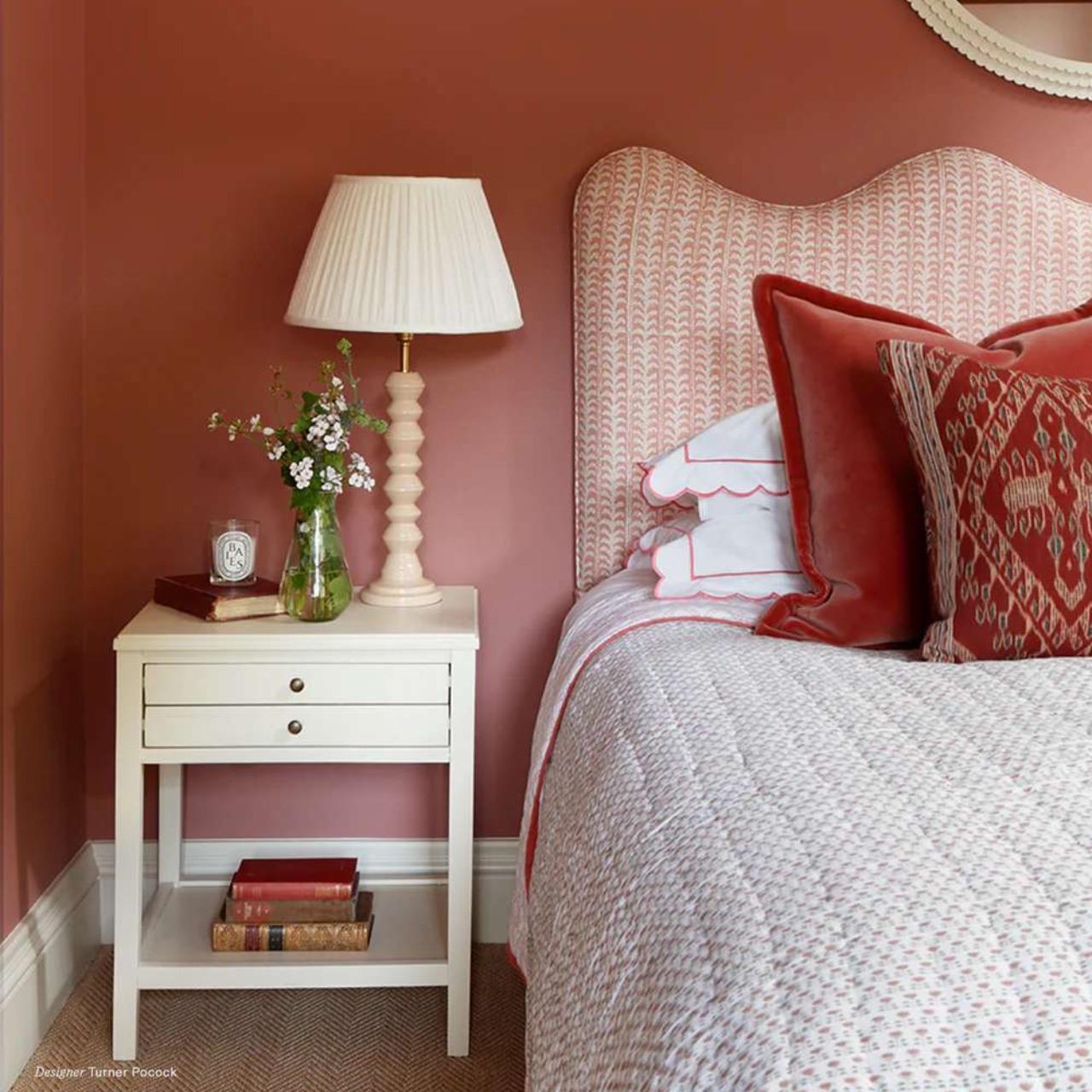 inspirasi kamar warna merah bata