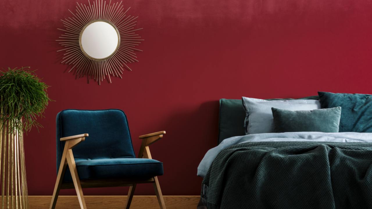 desain kamar warna merah