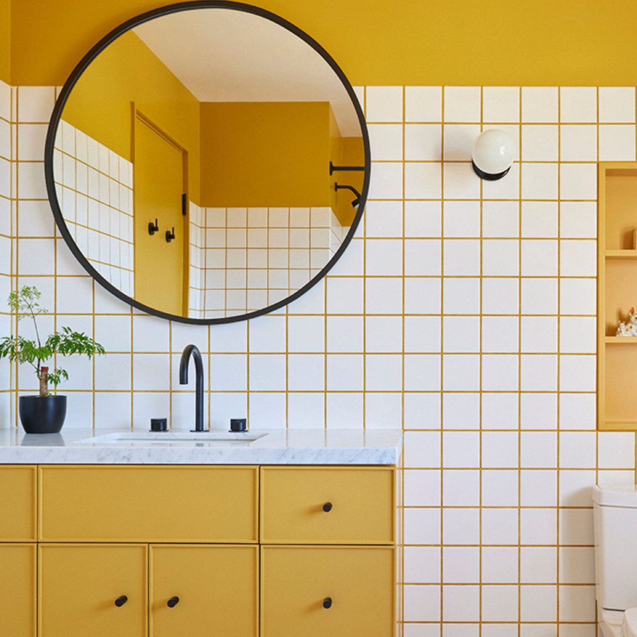 kamar mandi kuning modern