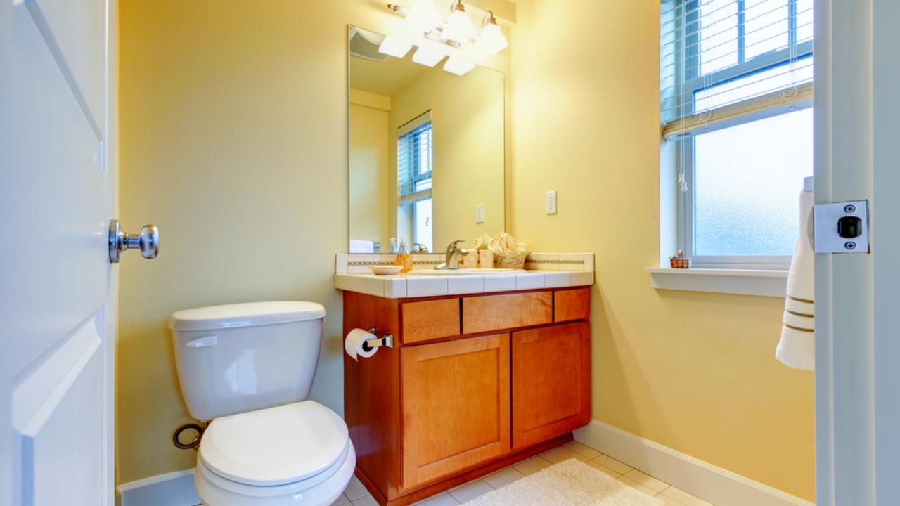 kamar mandi warna kuning