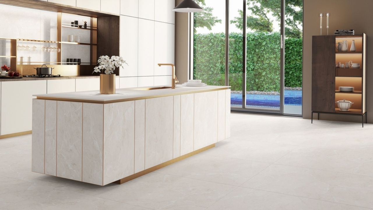 3. Warna Cat Dapur yang Elegan Kombinasi Krem dan Aksen Emas