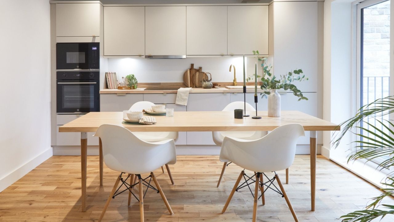 1. Warna Cat Dapur yang Elegan Kombinasi Putih dan Motif Kayu