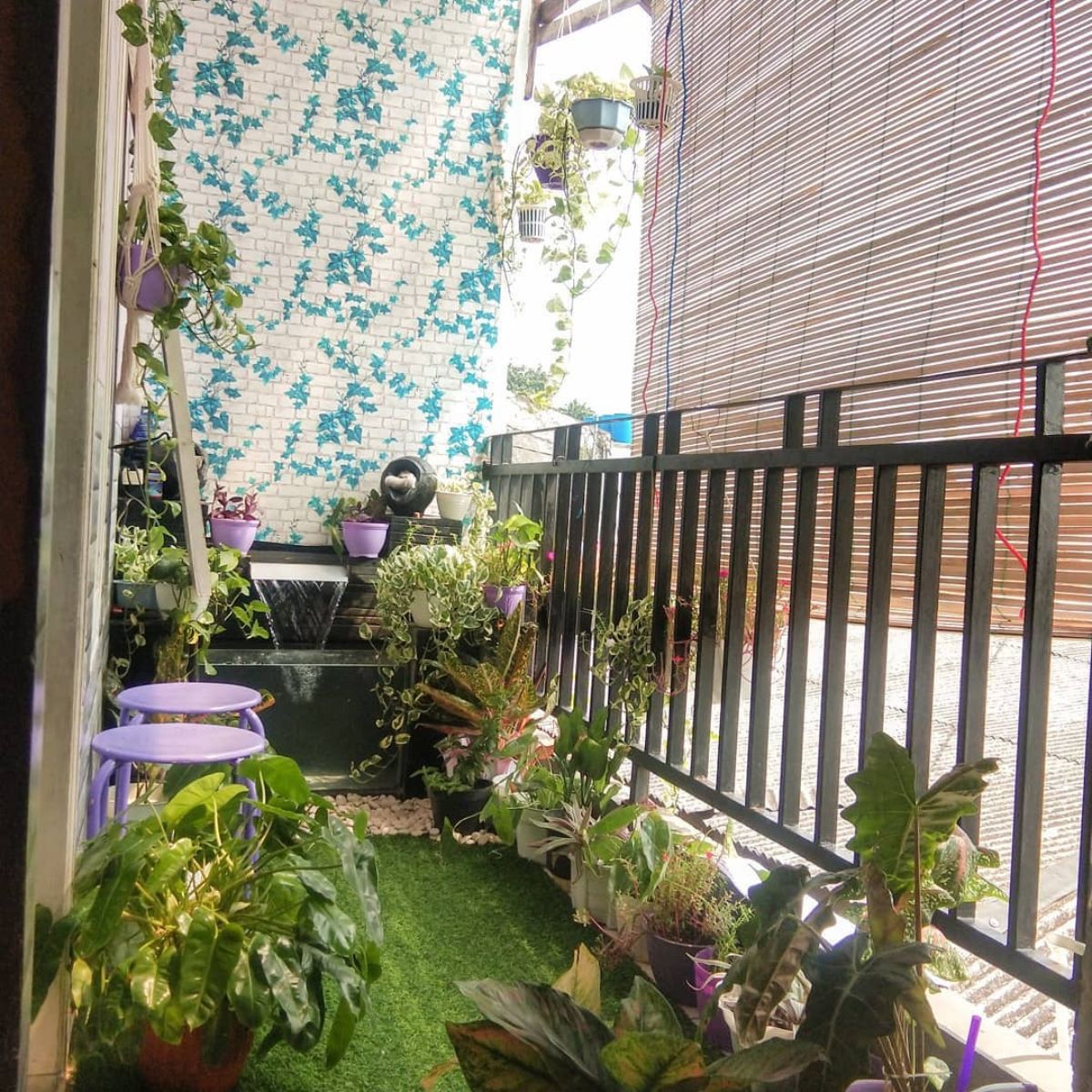 taman di balkon lantai 2 dengan kolam ikan taman di balkon lantai 2 dengan kolam ikan