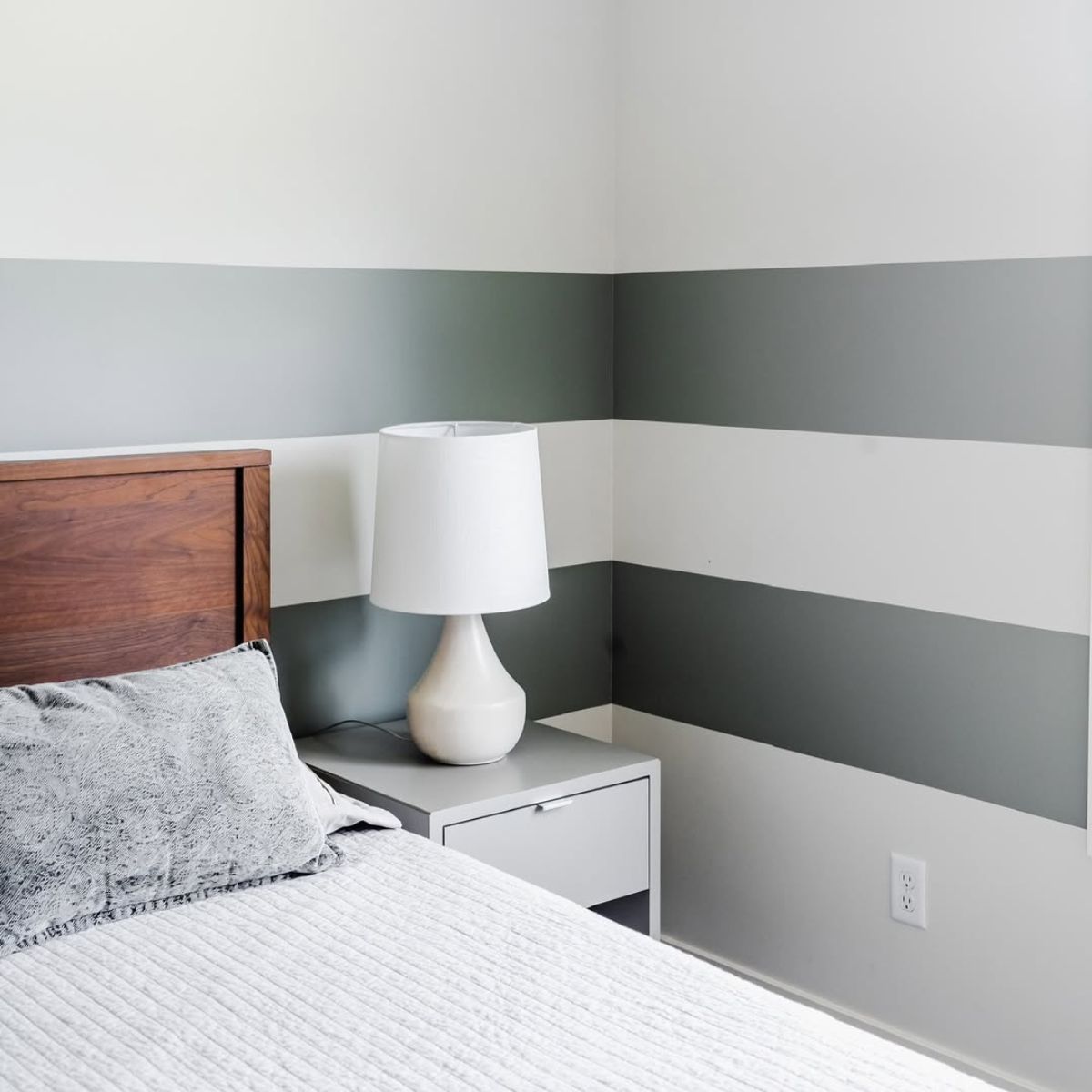 cat kamar abu abu putih garis minimalis