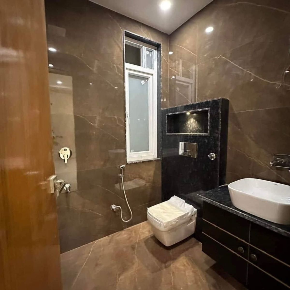 warna keramik kamar mandi cokelat