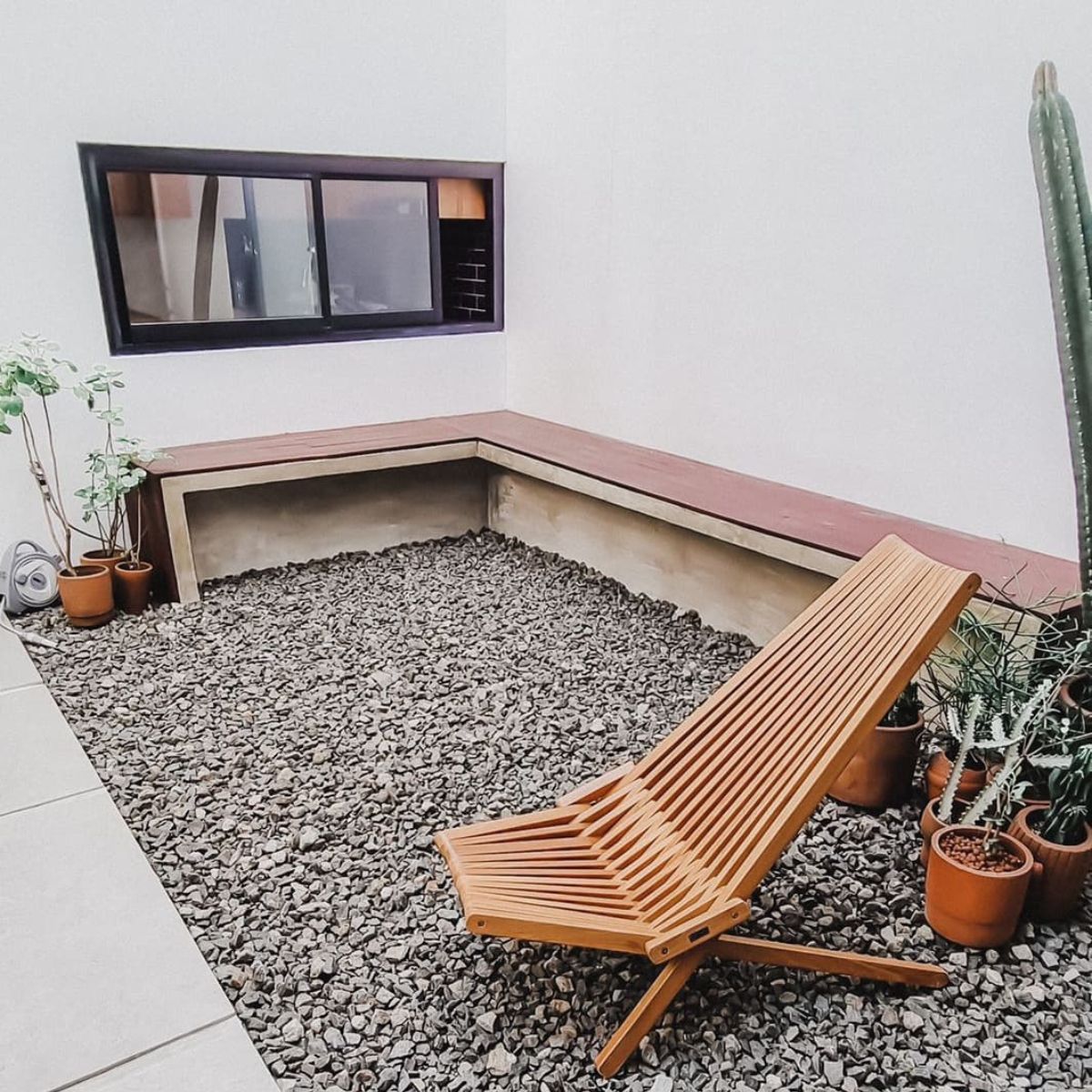 taman kering batu split minimalis dengan bangku panjang