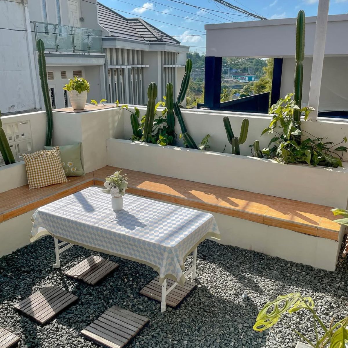 taman kering batu split modern di teras rumah