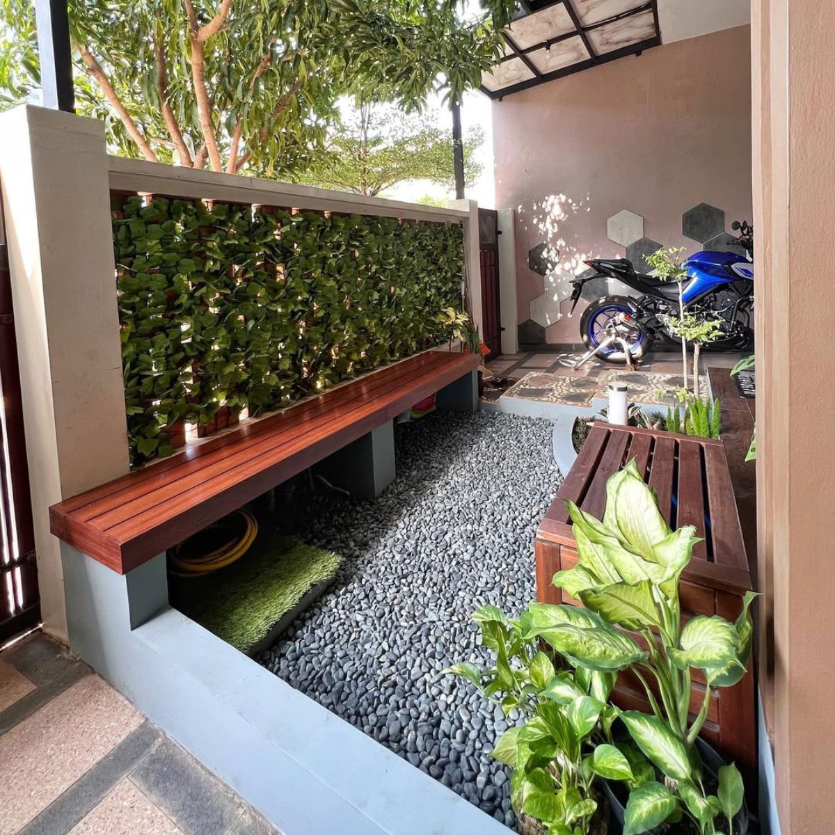 taman kering batu split dengan dinding roster