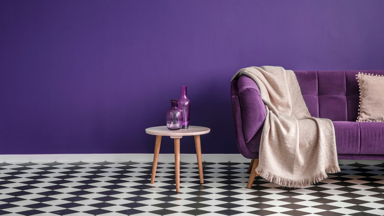 1. Desain Ruang Tamu Ungu Gelap dengan Kain Linen