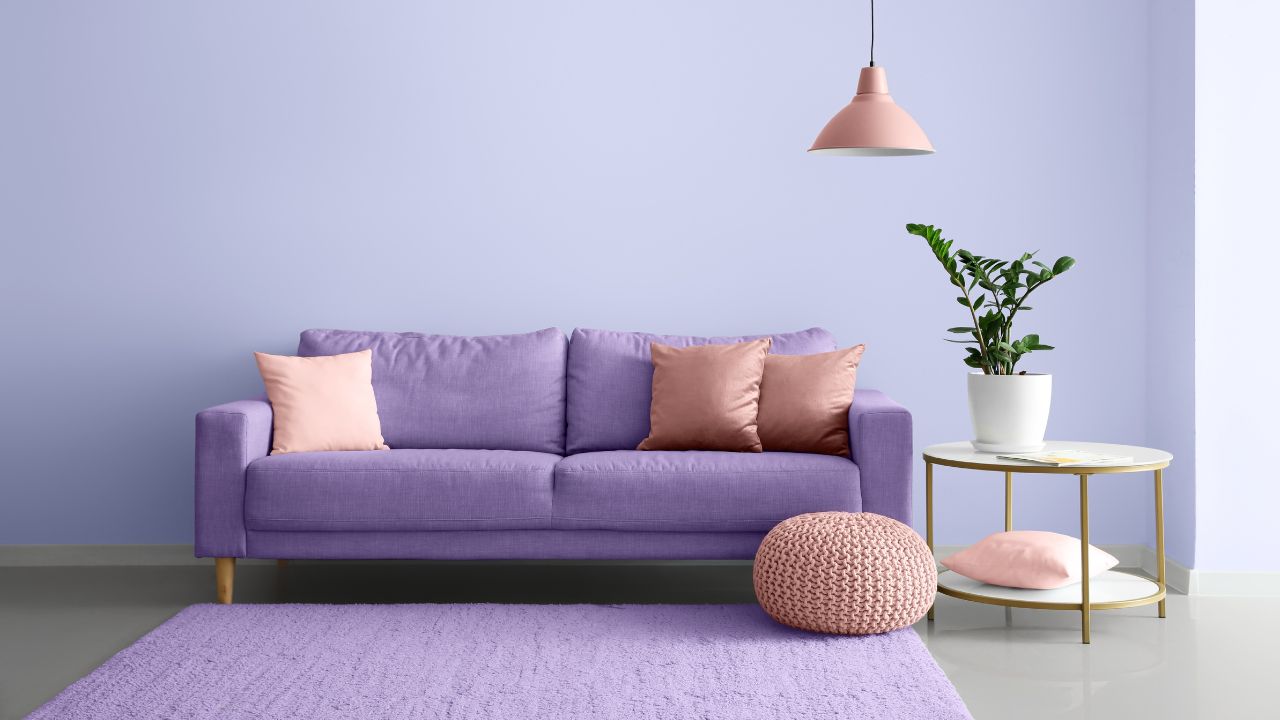 2. Desain Ruang Tamu Ungu dengan Sofa Berwarna Lilac dan Interior Modern