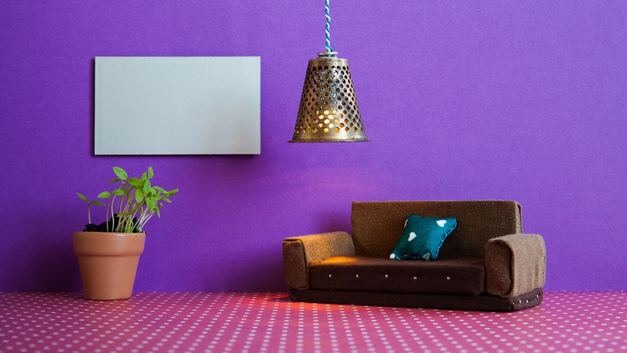 3. Desain Ruang Tamu Ungu dengan Sofa Berkonsep Minimalis