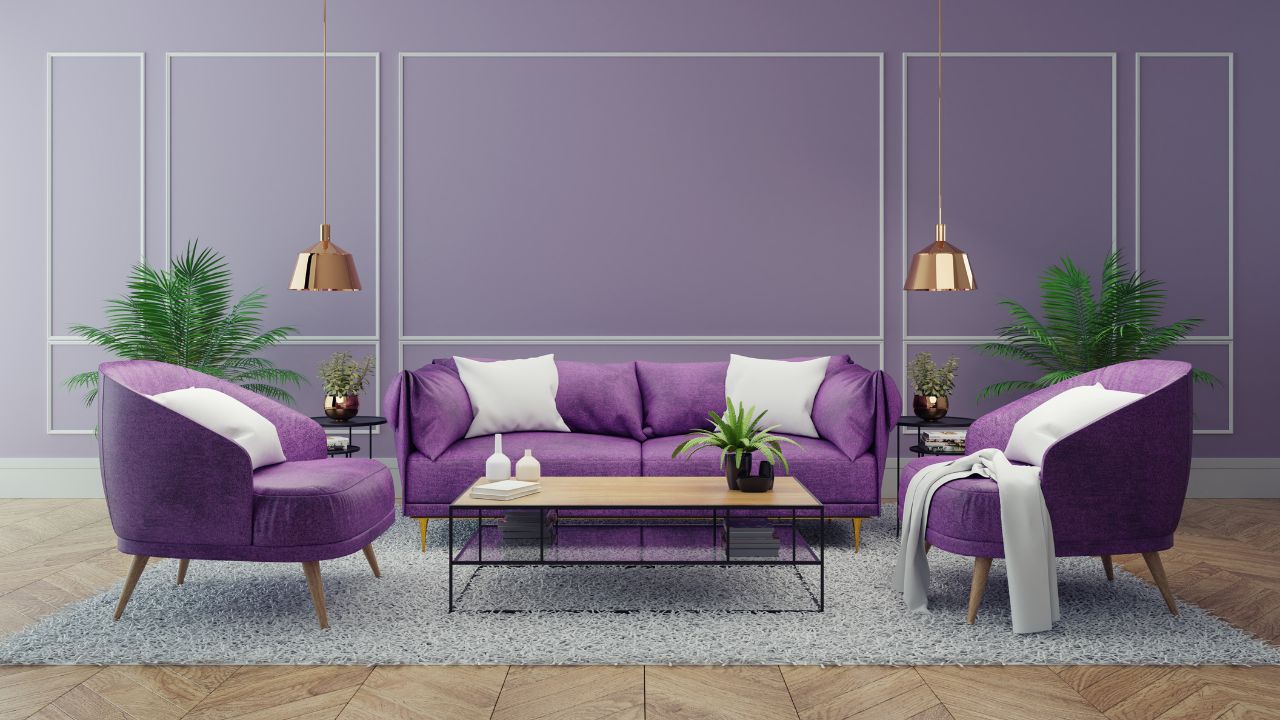 5. Desain Ruang Tamu Ungu dengan Wall Moulding