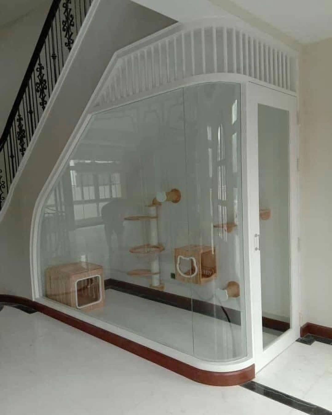 4. Desain Bawah Tangga untuk Rumah Kucing