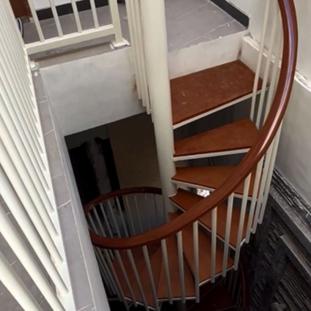 2. Desain Tangga Hemat Ruang Memutar