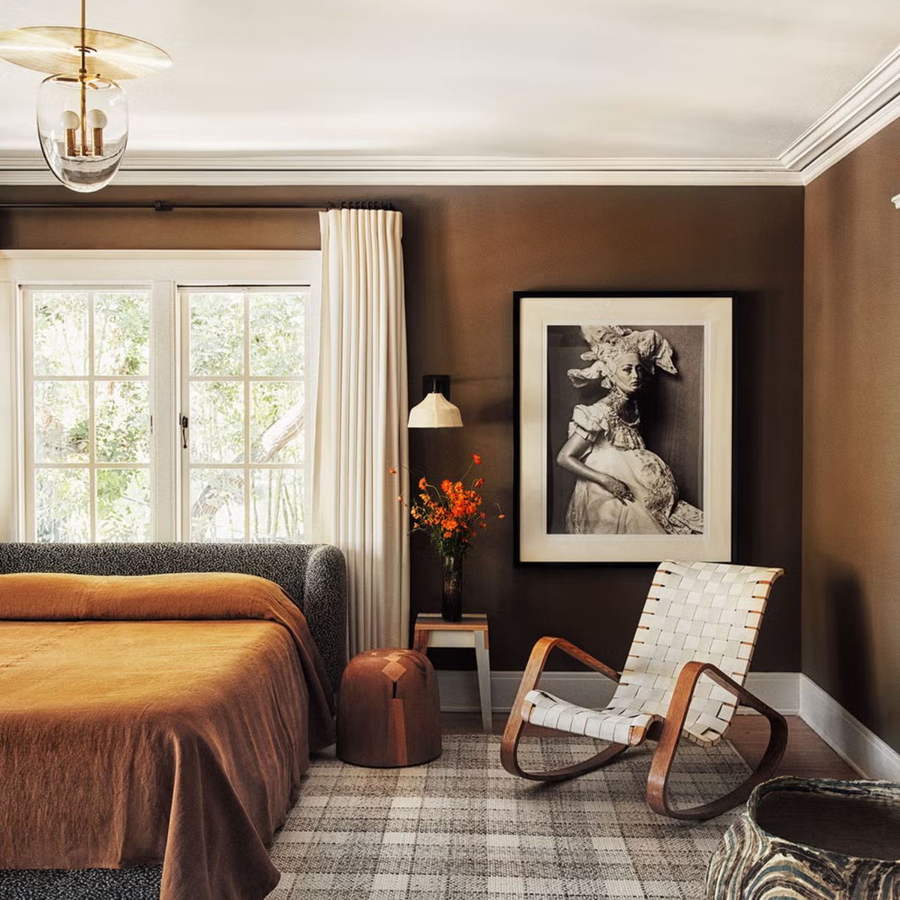 kamar cokelat tua hangat