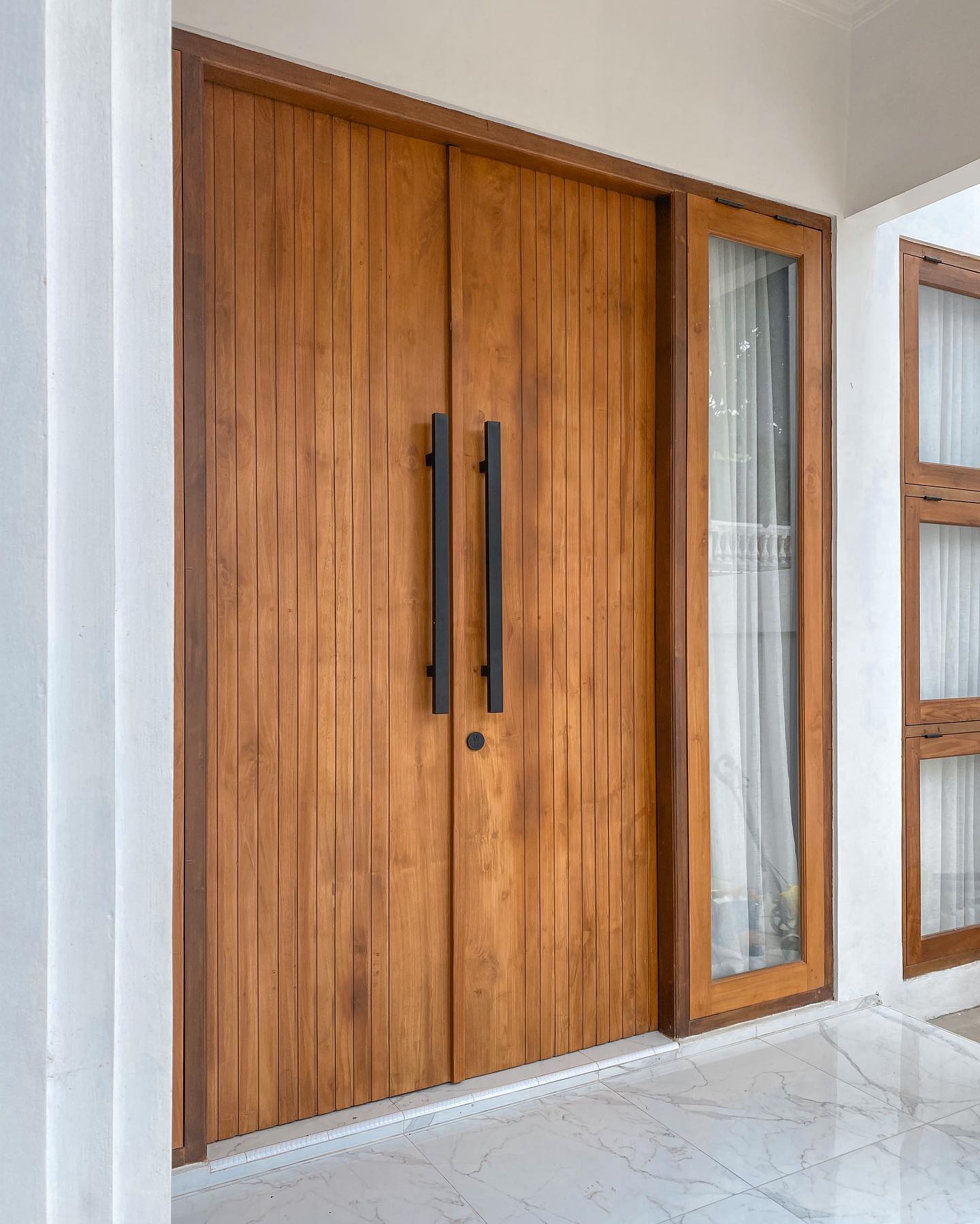 1. Model Pintu Minimalis dari Kayu dengan Garis-garis Vertikal
