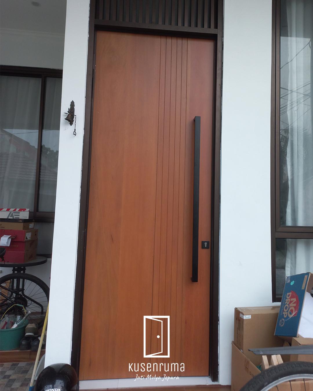 2. Model Pintu Minimalis Simpel dan Rapi dari Kayu Solid