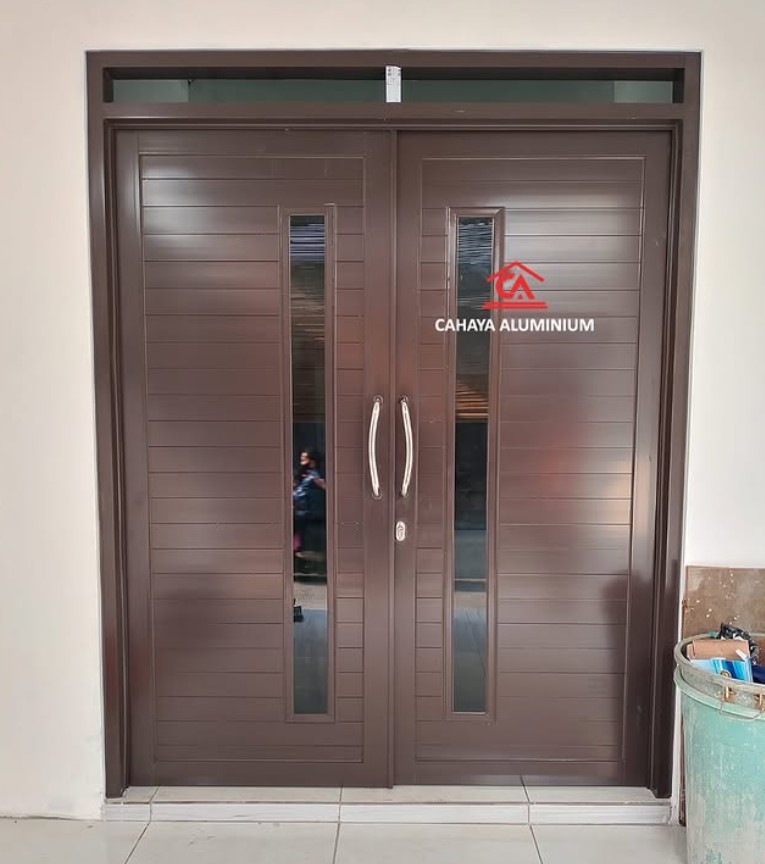 2. Model Pintu Aluminium Mewah Motif Kayu Nuansa Gelap