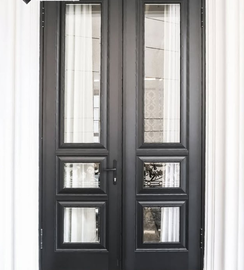 5. Model Pintu Aluminium Mewah Nuansa Klasik dan Berwarna Gelap