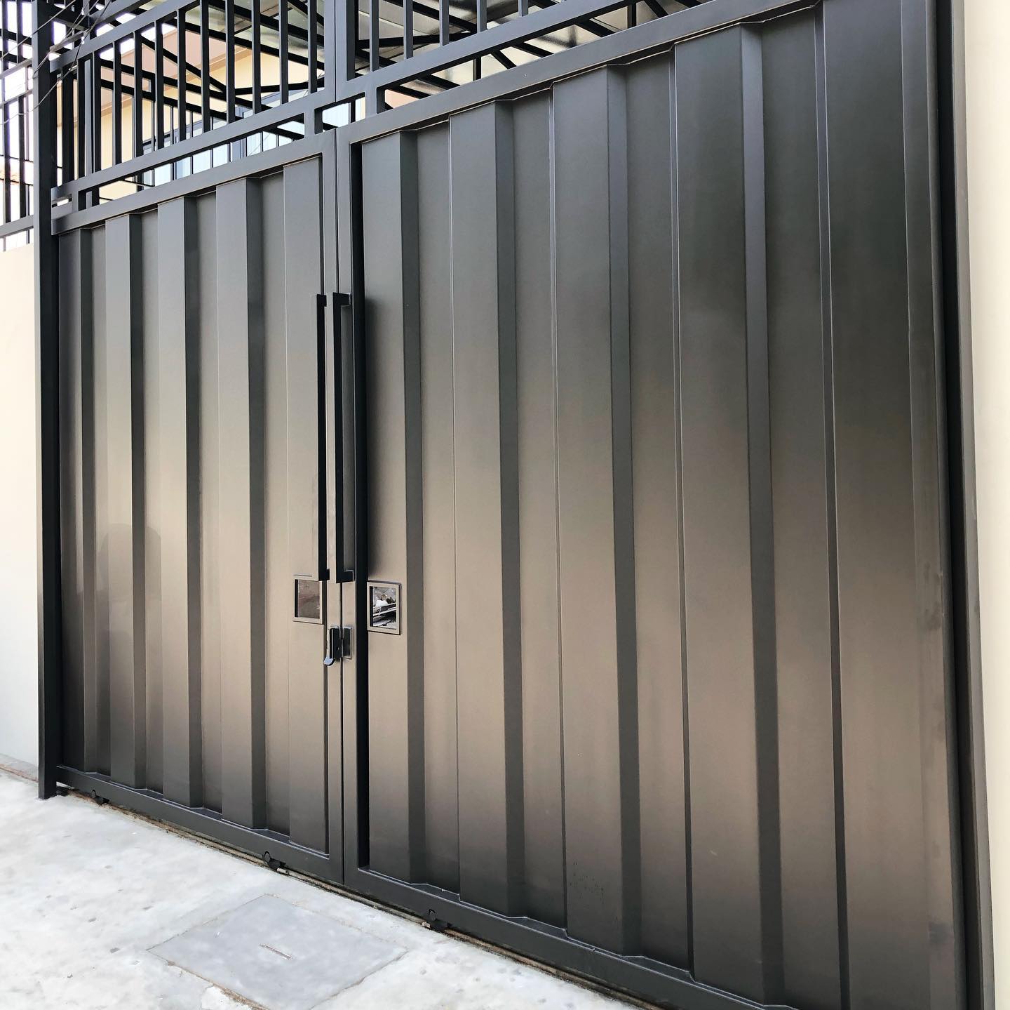 4. Model Pintu Besi untuk Gudang