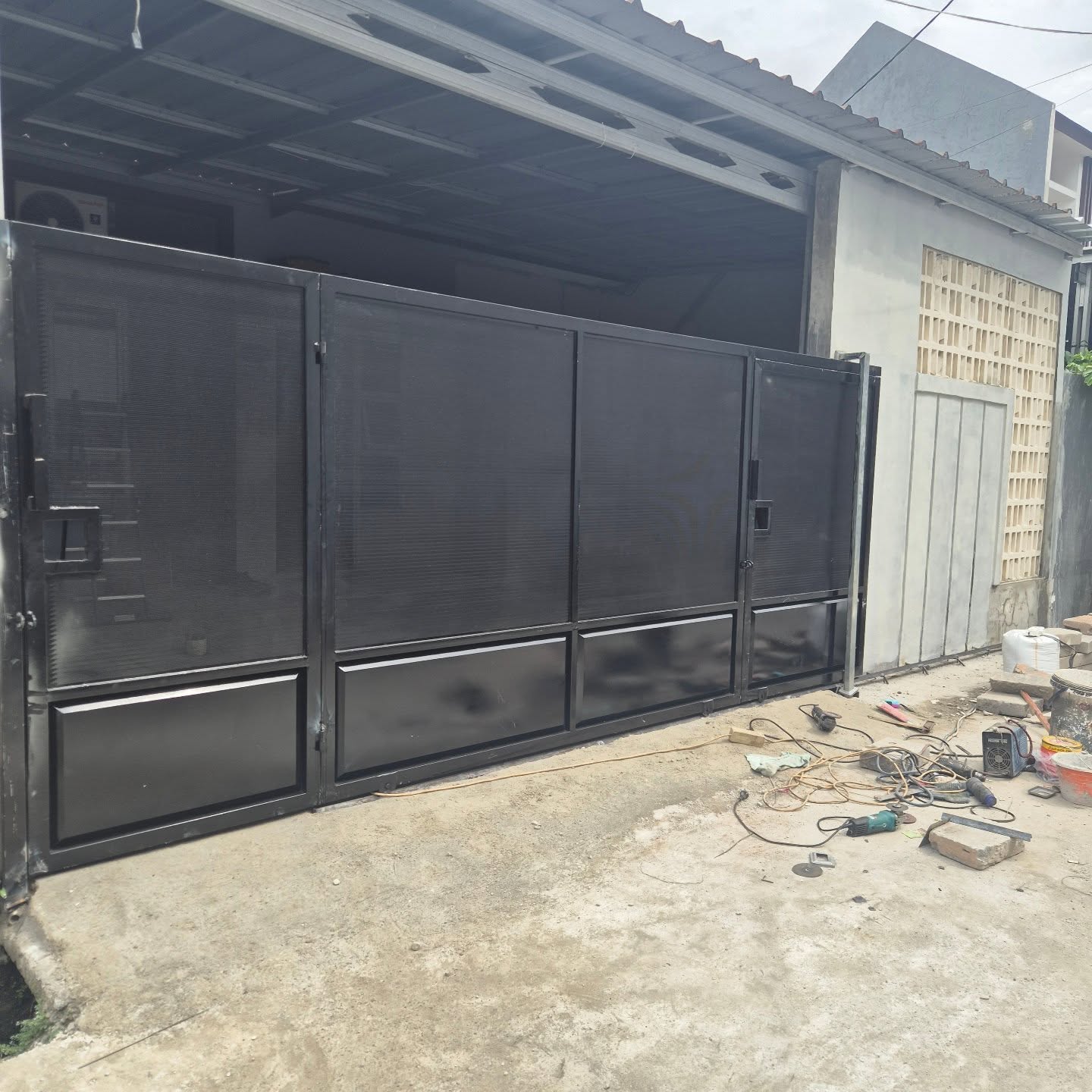 5. Model Pintu Besi Dorong untuk Garasi Rumah