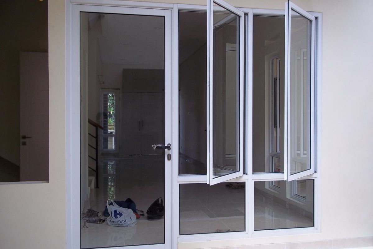 model pintu kaca aluminium minimalis dengan jendela