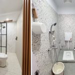 5 Inspirasi Desain Kamar Mandi Memanjang yang Fungsional dan Estetis